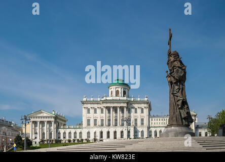 Statue du Prince Vladimir le Grand, un 24 mètres de haut monument statue en bronze sur la place Borovitskaya, Moscou, Russie Banque D'Images