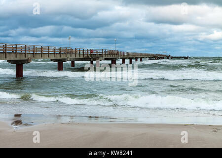 Pier sur la côte de la mer Baltique à Prerow, Allemagne. Banque D'Images