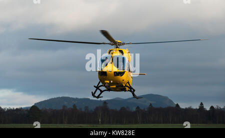 Hélicoptère jaune, l'Aéroport de Perth, Ecosse Banque D'Images