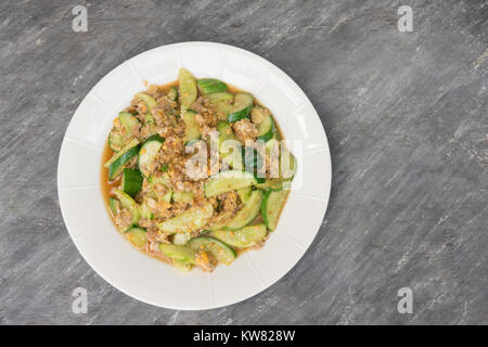 Poêlée de concombre avec oeuf dans un plat blanc sur la table Banque D'Images