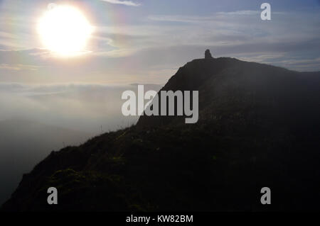 Le monument dédié à l'éclairage d'une victime sur le Welsh Mountain Drws Bach au coucher du soleil dans le Parc National de Snowdownia, Pays de Galles, Royaume-Uni. Banque D'Images