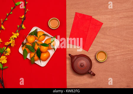 Frais d'accueil décorations de fête du Nouvel An chinois historique concept.mélanger divers accessoire indispensable sur grunge moderne table brown house office 24 Banque D'Images