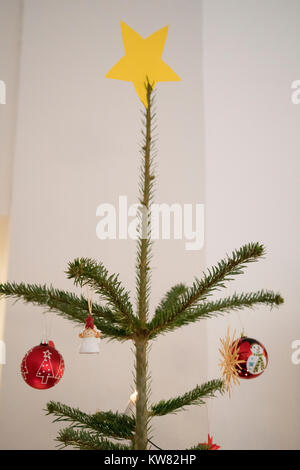 Étoile sur le haut d'un arbre de Noël avec deux boules de Noël sur les côtés Banque D'Images