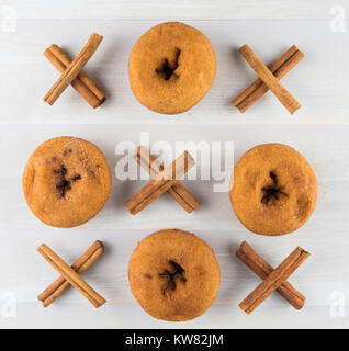 Tic Tac Toe avec des beignets et des bâtons de cannelle attachés en xs Banque D'Images