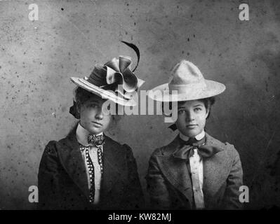 Taille portrait de Bess Wallace, qui est devenue la première dame du président Harry S Truman, et Mary Paxton, un ami d'enfance de Bess Wallace, 1901. L'image de courtoisie des Archives nationales. Banque D'Images