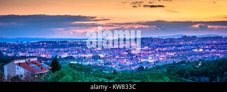 Coucher du soleil panorama de la ville de Split en Croatie, deuxième plus grande ville. Banque D'Images