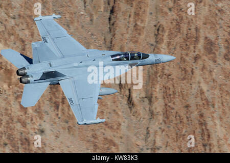 US Navy EA-18G Growler Electronic Warfare avion volant à basse altitude et grande vitesse par Rainbow Canyon en Californie. Banque D'Images