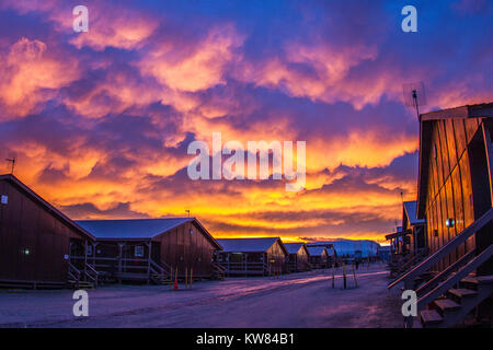 Un coucher de soleil après une tempête hivernale peint le ciel de Camp Bondsteel, au Kosovo, dans un mélange de couleurs, 1 février. Les soldats de l'armée américaine, attribué à des multinationales Banque D'Images