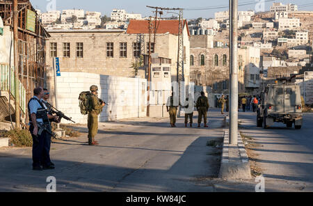 Hébron, en Palestine, le 7 novembre 2010. Les soldats israéliens patrouillent rues de la vieille ville d'Hébron. Vieille ville d'Hébron a été fermée par les Forces de défense d'Israël Banque D'Images