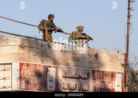 Hébron, en Palestine, le 7 novembre 2010. Les soldats israéliens patrouillent rues de la vieille ville d'Hébron. Vieille ville d'Hébron a été fermée par les Forces de défense d'Israël Banque D'Images