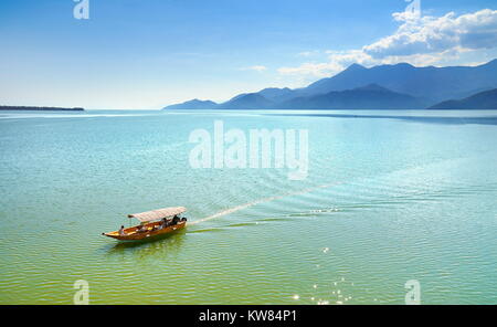 Bateau de tourisme sur le lac de Skadar (Skadarsko Jezero), Monténégro Banque D'Images