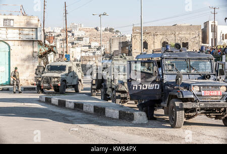 Hébron, en Palestine, le 7 novembre 2010. Les soldats israéliens patrouillent rues de la vieille ville d'Hébron. Vieille ville d'Hébron a été fermée par les Forces de défense d'Israël Banque D'Images