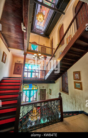 Escalier d'un hôtel noble dans un bâtiment historique dans la vieille ville de Stone Town, UNESCO World Heritage Site, Zanzibar, Tanzania, Africa Banque D'Images