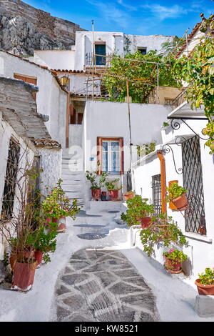 Maisons Blanches traditionnelles dans l'Anafiotika trimestre sous l'Acropole, Athènes, Grèce Banque D'Images