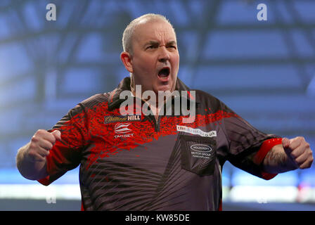 Phil Taylor réagissant au cours de journée quatorze de la William Hill World Darts Championship à Alexandra Palace, Londres. Banque D'Images