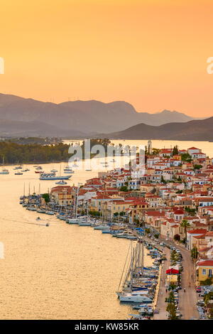 L'heure du coucher du soleil à l'île de Poros, Argolide, Péloponnèse, Grèce Banque D'Images