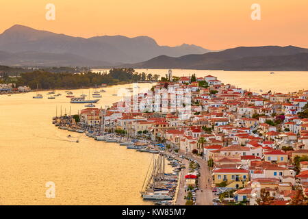 L'île de Poros, au coucher du soleil, Argolide, Péloponnèse, Grèce Banque D'Images