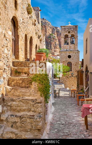 Dans la rue principale du village médiévale de Monemvasia, Péloponnèse, Grèce Banque D'Images