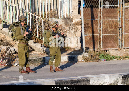 Hébron, en Palestine, le 7 novembre 2010. Soldat israélien garde rues de la vieille ville d'Hébron. Les Palestiniens qui veulent se rendre à Hébron doit traverser la vieille ville Banque D'Images