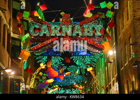 Les lumières de Noël à Carnaby Street, Londres, avec un thème Carnaval Noël tropical Banque D'Images