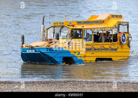 London Duck Tours véhicule amphibie émergeant de la Tamise, Londres, Angleterre, Royaume-Uni Banque D'Images