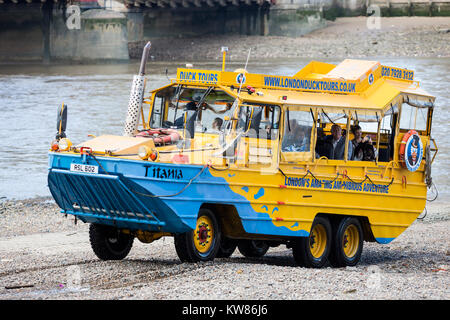 London Duck Tours véhicule amphibie émergeant de la Tamise, Londres, Angleterre, Royaume-Uni Banque D'Images