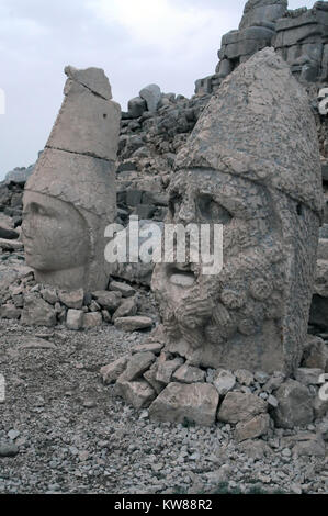 Mont Nemrut est un 2 134 mètres de haut (7 001 ft) Mountain dans le sud-est de la Turquie, remarquable pour le sommet où un certain nombre de grandes statues sont érigées arou Banque D'Images