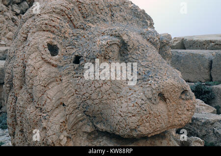 Mont Nemrut est un 2 134 mètres de haut (7 001 ft) Mountain dans le sud-est de la Turquie, remarquable pour le sommet où un certain nombre de grandes statues sont érigées arou Banque D'Images