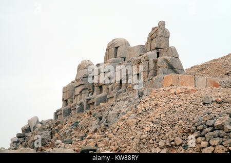 Mont Nemrut est un 2 134 mètres de haut (7 001 ft) Mountain dans le sud-est de la Turquie, remarquable pour le sommet où un certain nombre de grandes statues sont érigées arou Banque D'Images