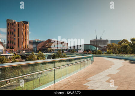 Adelaide, Australie - janvier 13, 2017 : Adelaide city skyline avec ses bâtiments emblématiques vue sur rivière Torrens pont pied dans la région de Elder Park sur une interface bri Banque D'Images