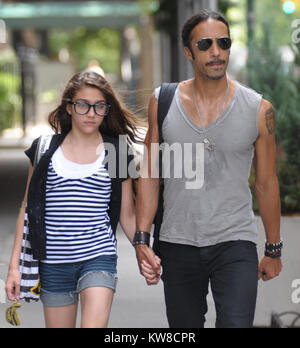 NEW YORK - 30 juin : Carlos Leon arrive à Madonna's Apt en vélo pour aller chercher leur fille Lourdes Maria Ciccone Leon (b. 14-Oct-1996 avec Leon) juste avant de mari Guy Richie est due à la terre, à New York. Guy est eligibly en vol en ville pour parler à Madonna sur l'enregistrement de leur mariage. Le 30 juin 2008 à New York les gens : Carlos Leon, Lourdes Maria Ciccone Leon Banque D'Images