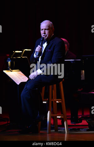 COCONUT CREEK, EN FLORIDE - 12 juillet : Singer, Frank Sinatra Jr fonctionne à Casino Seminole Coconut Creek. Wayne Franklin Sinatra (né le 10 janvier 1944), professionnellement connue sous le nom de Frank Sinatra, Jr., est un chanteur, auteur-compositeur et chef d'orchestre. Frank Jr. est le fils du légendaire musicien et comédien Frank Sinatra (né 'Francis') et Nancy Barbato Sinatra, sa première femme. Il est le petit frère de la chanteuse et actrice Nancy Sinatra, et le frère aîné de producteur de télévision Tina Sinatra. En 1963, à l'âge de 19 ans, Sinatra a été enlevé et libéré deux jours plus tard après le paiement d'une rançon le 1 juillet Banque D'Images