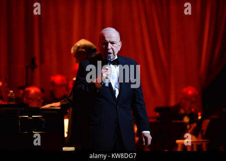 COCONUT CREEK, EN FLORIDE - 12 juillet : Singer, Frank Sinatra Jr fonctionne à Casino Seminole Coconut Creek. Wayne Franklin Sinatra (né le 10 janvier 1944), professionnellement connue sous le nom de Frank Sinatra, Jr., est un chanteur, auteur-compositeur et chef d'orchestre. Frank Jr. est le fils du légendaire musicien et comédien Frank Sinatra (né 'Francis') et Nancy Barbato Sinatra, sa première femme. Il est le petit frère de la chanteuse et actrice Nancy Sinatra, et le frère aîné de producteur de télévision Tina Sinatra. En 1963, à l'âge de 19 ans, Sinatra a été enlevé et libéré deux jours plus tard après le paiement d'une rançon le 1 juillet Banque D'Images