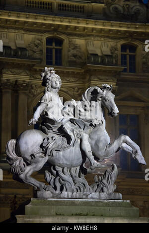 France, Paris (75), statue de Louis XIV monté comme un roman, cour du Louvre Banque D'Images