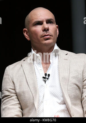 MIAMI BEACH, FL - 19 avril : Pitbull parle à émerger Amériques au Miami Beach Convention Center le 19 avril 2016 à Miami Beach, Floride. Personnes : 113 Banque D'Images