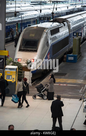 Les personnes en attente, l'homme au téléphone, le TGV, le train à grande vitesse, la Gare de Lyon, Paris, France Banque D'Images