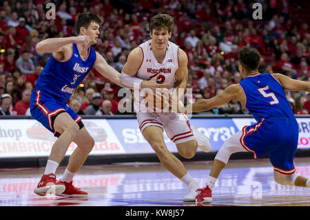 Madison, WI, USA. Dec 29, 2017. Wisconsin Badgers avant Ethan Happ # 22 lecteurs par le biais de deux de l'Université de Massachusetts Lowell River Hawks humains pendant le match de basket-ball de NCAA entre l'Université de Massachusetts Lowell River Hawks et le Wisconsin Badgers au Kohl Center à Madison, WI. Le Wisconsin a défait Umass Lowell 82-53. John Fisher/CSM/Alamy Live News Banque D'Images