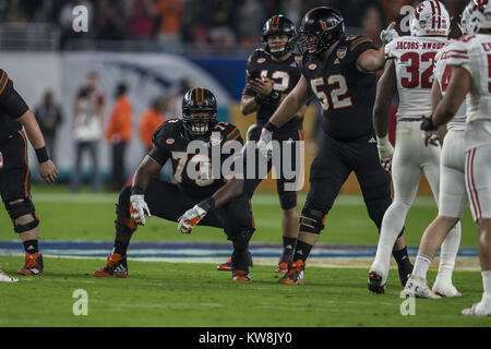 30 décembre 2017 - Miami Hurricanes offensive ligne Trevor Darling (73) au cours de l'Orange Bowl 2017 Capital One au Hard Rock Stadium le samedi 30 décembre 2017 à Miami Gardens, en Floride. Credit : Travis Pendergrass/ZUMA/Alamy Fil Live News Banque D'Images