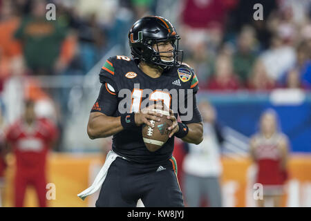 30 décembre 2017 - Miami Hurricanes quarterback Malik Rosier (12) revient à passer en 2017 le Capital One Bowl Orange au Hard Rock Stadium le samedi 30 décembre 2017 à Miami Gardens, en Floride. Credit : Travis Pendergrass/ZUMA/Alamy Fil Live News Banque D'Images