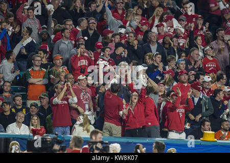 Wisconsin Badgers fans cheer après un touché au cours de l'Orange Bowl 2017 Capital One au Hard Rock Stadium le samedi 30 décembre 2017 à Miami Gardens, en Floride. Dec 30, 2017. Credit : Travis Pendergrass/ZUMA/Alamy Fil Live News Banque D'Images