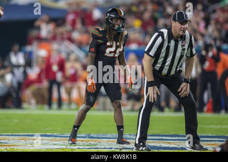 30 décembre 2017 - Miami Hurricanes arrière défensif Sheldrick Redwine (22) au cours de l'Orange Bowl 2017 Capital One au Hard Rock Stadium le samedi 30 décembre 2017 à Miami Gardens, en Floride. Credit : Travis Pendergrass/ZUMA/Alamy Fil Live News Banque D'Images