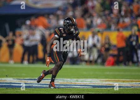 30 décembre 2017 - Miami Hurricanes arrière défensif Jaquan Johnson (4) au cours de l'Orange Bowl 2017 Capital One au Hard Rock Stadium le samedi 30 décembre 2017 à Miami Gardens, en Floride. Credit : Travis Pendergrass/ZUMA/Alamy Fil Live News Banque D'Images