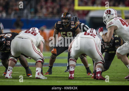 30 décembre 2017 - Miami Hurricanes linebacker Darrion Owens (58) au cours de l'Orange Bowl 2017 Capital One au Hard Rock Stadium le samedi 30 décembre 2017 à Miami Gardens, en Floride. Credit : Travis Pendergrass/ZUMA/Alamy Fil Live News Banque D'Images