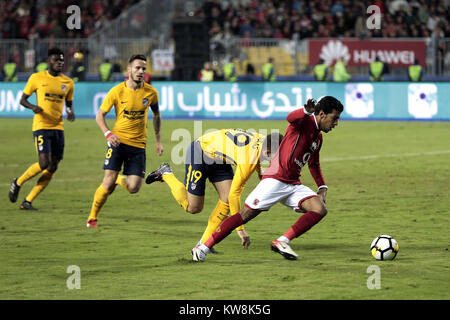 Alexandria, Alexandria, Egypte. 31 Dec, 2017. L'Egypte Al-Ahly et de l'Espagne l'Atletico Madrid les joueurs s'affrontent pendant le match de football à Borg al-Arab Stadium, près d'Alexandrie, le 30 décembre 2017 Crédit : Stringer/APA/Images/fil ZUMA Alamy Live News Banque D'Images