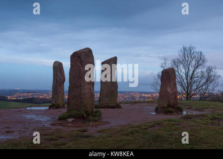 Clément, Worcestershire, Royaume-Uni. 31 Décembre, 2017. Le dernier jour de 2017, un sombre aube du ciel est représenté sur les quatre pierres dans le Clent Hills, juste au sud-ouest de Birmingham et le Black Country, au Royaume-Uni. Peter Lopeman/Alamy Live News Banque D'Images