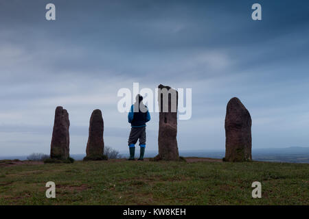 Clément, Worcestershire, Royaume-Uni. 31 Décembre, 2017. Le dernier jour de 2017, un sombre aube du ciel est représenté sur les quatre pierres dans le Clent Hills, juste au sud-ouest de Birmingham et le Black Country, au Royaume-Uni. Peter Lopeman/Alamy Live News Banque D'Images