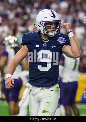 Stade Phoenix Glendale, AZ, États-Unis d'Amérique. Dec 30, 2017. AZ U.S.A. Penn State quarterback McSorley Trace (9) game stats 32/41 pour 342 yards, 2 touchdown et 2 interception réagir à Penn State fans après avoir lancé une passe de touché au cours de la Fiesta Bowl Playstation NCAA Football jeu entre Washington Huskies et la Penn State Nittany Lions 35-28 gagner au stade de l'Université de Phoenix Glendale, AZ. James Thurman/CSM/Alamy Live News Banque D'Images