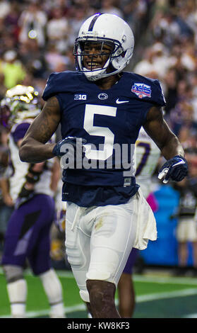 Stade Phoenix Glendale, AZ, États-Unis d'Amérique. Dec 30, 2017. AZ U.S.A. Penn State wide receiver DaeSean Hamilton (5) game stats 5 captures pour 110 yards réagir à Penn State fans après avoir attrapé une passe en profondeur pour un touché au cours de la Fiesta Bowl Playstation NCAA Football jeu entre Washington Huskies et la Penn State Nittany Lions 35-28 gagner au stade de l'Université de Phoenix Glendale, AZ. James Thurman/CSM/Alamy Live News Banque D'Images