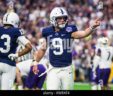 Stade Phoenix Glendale, AZ, États-Unis d'Amérique. Dec 30, 2017. AZ U.S.A. Penn State quarterback McSorley Trace (9) game stats 32/41 pour 342 yards, 2 touchdown et 2 interception réagir à Penn State fans après avoir lancé une passe de touché au cours de la Fiesta Bowl Playstation NCAA Football jeu entre Washington Huskies et la Penn State Nittany Lions 35-28 gagner au stade de l'Université de Phoenix Glendale, AZ. James Thurman/CSM/Alamy Live News Banque D'Images