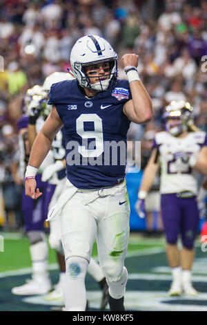 Stade Phoenix Glendale, AZ, États-Unis d'Amérique. Dec 30, 2017. AZ U.S.A. Penn State quarterback McSorley Trace (9) game stats 32/41 pour 342 yards, 2 touchdown et 2 interception réagir à Penn State fans après avoir lancé une passe de touché au cours de la Fiesta Bowl Playstation NCAA Football jeu entre Washington Huskies et la Penn State Nittany Lions 35-28 gagner au stade de l'Université de Phoenix Glendale, AZ. James Thurman/CSM/Alamy Live News Banque D'Images